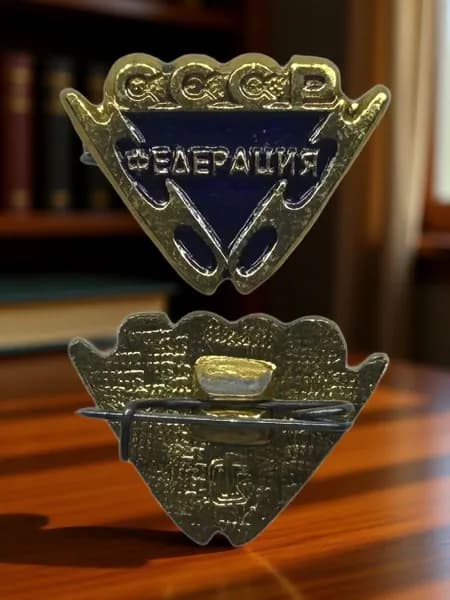 Знак Фрачник СССР. Федерация Конькобежного спорта. Алюминий, на булавке. Мелкий значок.