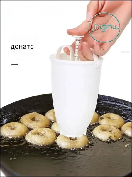 Аппарат для пончиков аппарат для пончиков; электрическая пончиковница; мини-фабрика пончиков; автомат для жарки пончиков; прибор для выпечки пончиков;автоматический нагрев; антипригарное покрытие; регулировка температуры; таймер приготовления; съемные формы; компактный размер, белый