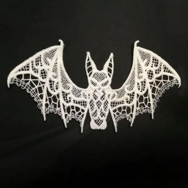 Кружевной кулон Bat