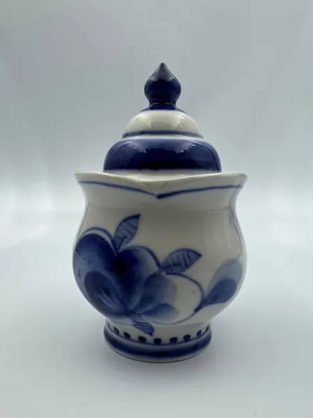 Солонка с растительным декором, Гжель, фарфор, роспись, СССР, 1972-1986 гг. Высота 9см.