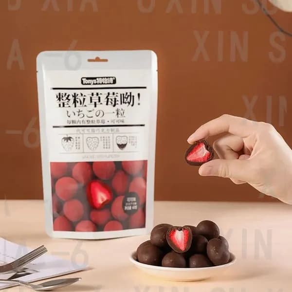 Замороженная смесь из цельных ягод клубники с начинкой из шоколада, молока и зеленого чая, в упаковке 60 г.shuxia