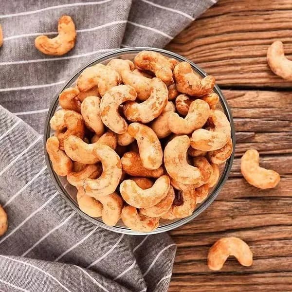 Хрустящий жареный кешью в фиолетовой оболочке, ореховая закуска, сухофрукты к новогоднему столу