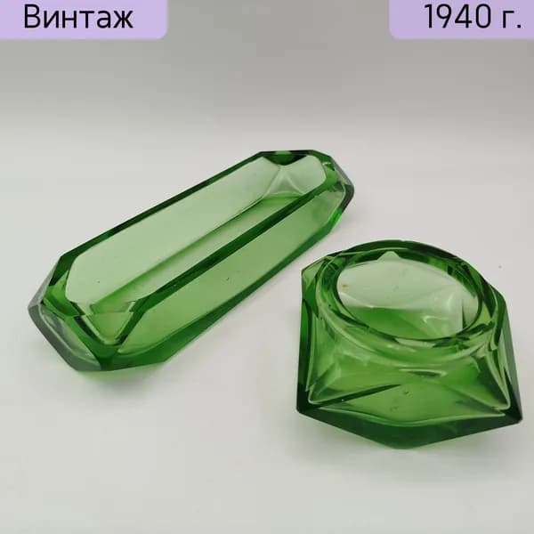 Парфюмерный набор зеленого стекла с гранением. Лоток для украшений и шкатулка. Чехословакия 1930-1950 гг.