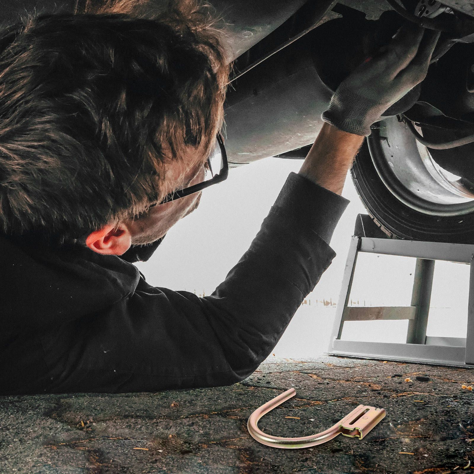 Металлическая крылатая гайка для крепления запасного колеса к автомобильной рейке
