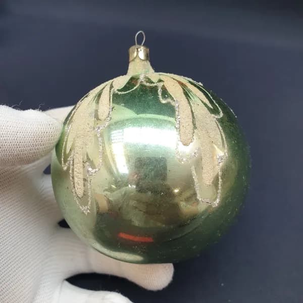 Елочная игрушка винтажная, СССР. Стеклянный шар зеленого цвета с декоративной росписью