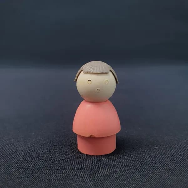 Винтажная миниатюрная фигурка девочка. Игрушка СССР для коллекции, пластмассовая кукла