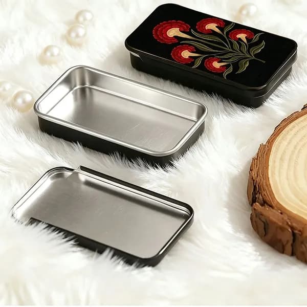 Металлический спичечный коробок с цветочным рисунком (без спичек).