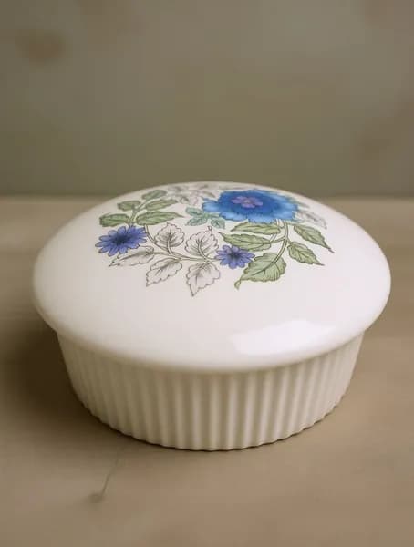 Винтажная шкатулка для мелочей Wedgwood "Clementine" из костяного фарфора с элегантным цветочным декором. Фарфор, деколь, Англия.
