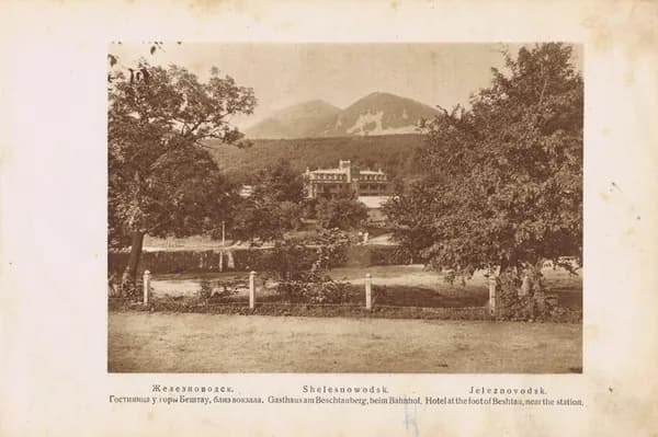 Кавказ. Железноводск. Гостиница у горы Бештау, близ вокзала. Антикварная фотогравюра. СССР, 1930 год
