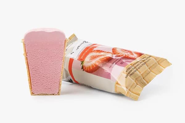 Мороженое молочное "Клубника" в вафельном стаканчике, 80 г