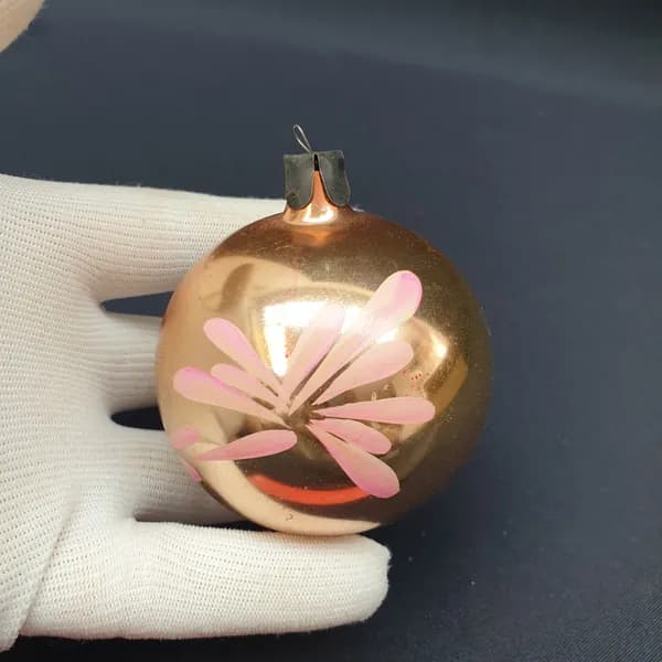 Елочная игрушка винтажная, СССР. Стеклянный шар золотистый с розовым цветочным рисунком