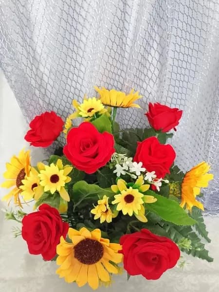 полянка ритуальная из искусственных цветов розы и подсолнуха