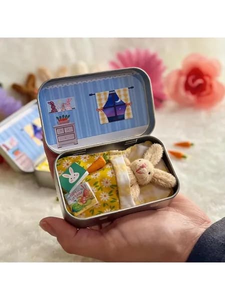Плюшевый миниатюрный кролик из жестяной коробки