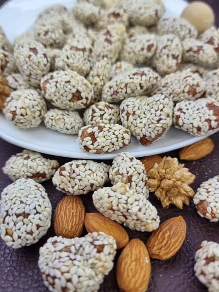 Миндаль в сахаре и кунжуте