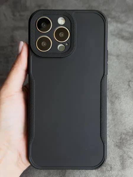 Чехол на iPhone 14 Pro Max черный с нескользящими боками