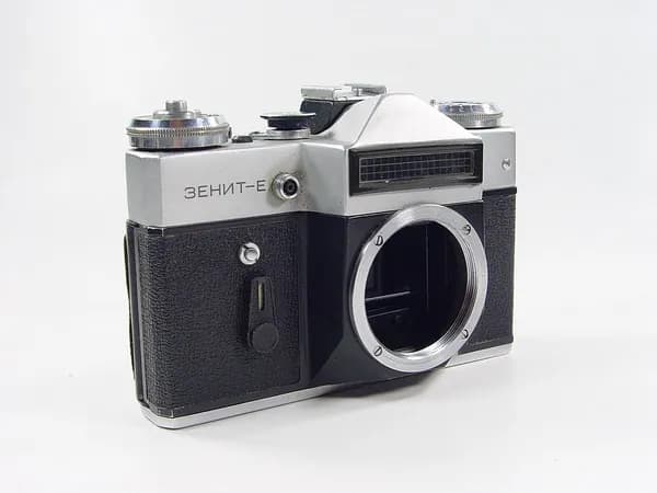 Фотоаппарат советский старинный Зенит-Е. Винтаж, СССР, 1982 г. Металл. Лот 3
