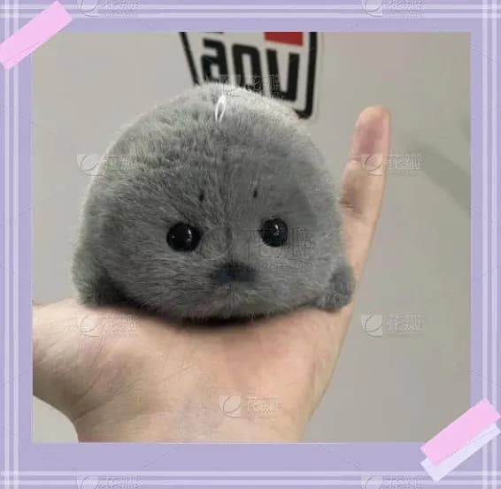 Плюшевая маленькая фигурка тюленя