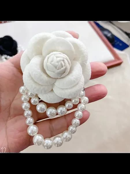 Брошь-камелия из ткани Белый, Ivory Pearl