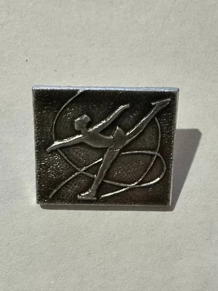 Значок СССР фигурное катание (фигуристка), винтаж, металл, 2,3х2 см