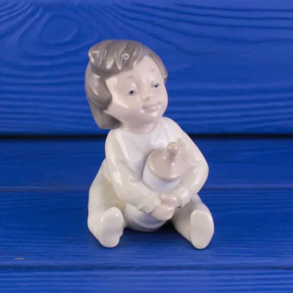 Винтажная статуэтка малыша с бутылочкой в руках от Nao
