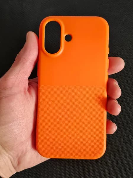 Чехол пупырчатый на iPhone 16 матовый оранжевый