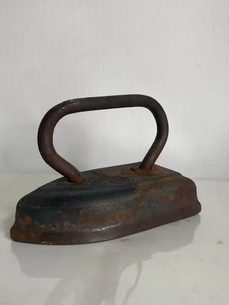Утюг чугунный цельнолитой. СССР. 1950-1960 года. Промкомбинат Калининского райисполкома. Ленинград. Типоразмер: 3.