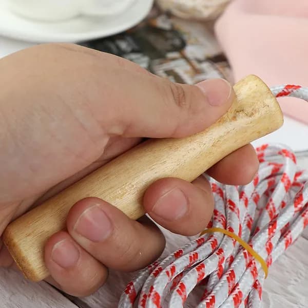 Пластиковая Скакалка с деревянной ручкой