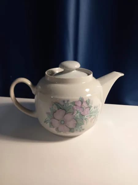 Чайник из СССР доливной 1,3 литра, рисунок Цветы, Минский фарфоровый завод