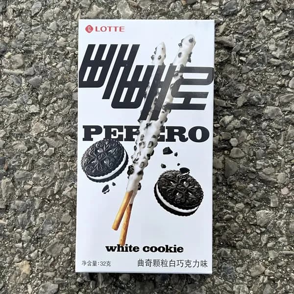Южнокорейские шоколадные палочки Lotte Pepero с разными вкусами и хрустящими кукурузными печеньями в сердцевине. Импортированные из офисных закусок.