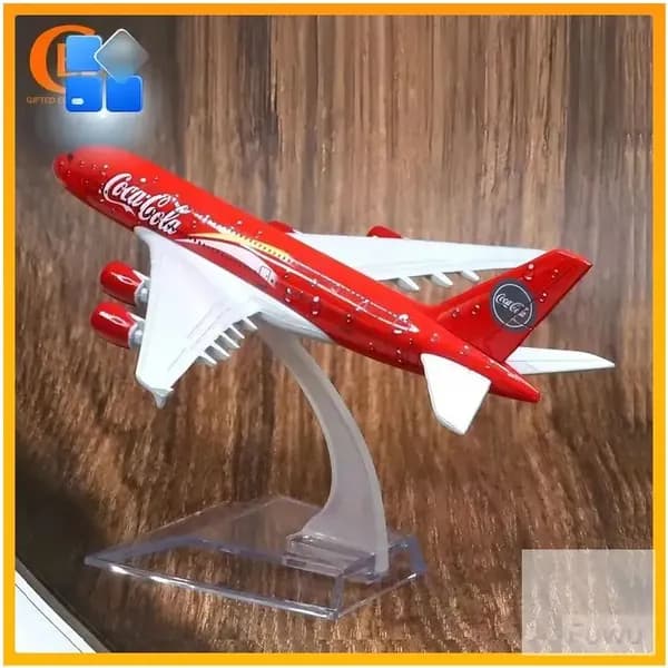 Премиальная металлическая копия авиалайнера Аэробус 380 авиакомпании COLA Cool, считающаяся популярным подарком для коллекционеров