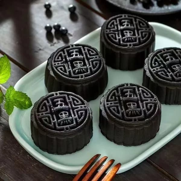 Полезные лунные пирожки Пять черных, выпечка с кунжутом, ежевикой и черной ягодой годжи