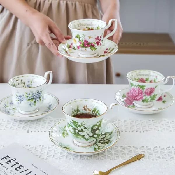 Чайная пара Royal Albert. Серия "Цветок месяца". Англия. Костяной фарфор. Клеймо 70-е гг. Сузуран в мае