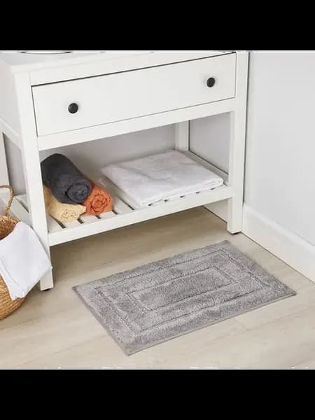 Мягкий серый коврик для дома и уюта