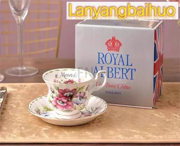 Чайная пара Royal Albert. Серия "Цветок месяца". Англия. Костяной фарфор. Клеймо 70-е гг. Серебряный лотос в марте