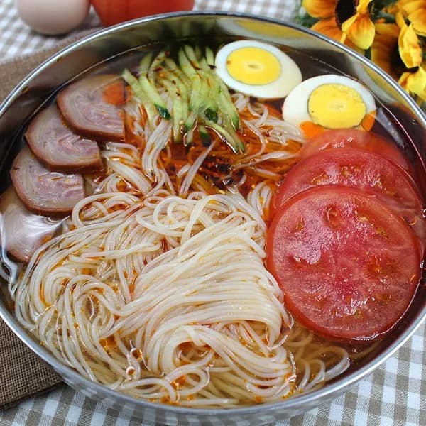 Корейская холодная лапша с соусом, быстрая закуска