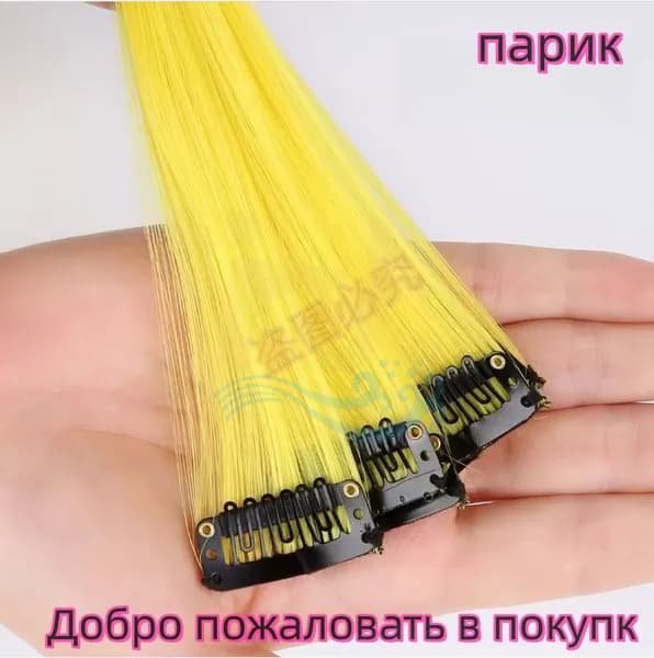 цветных прядей волос на заколке