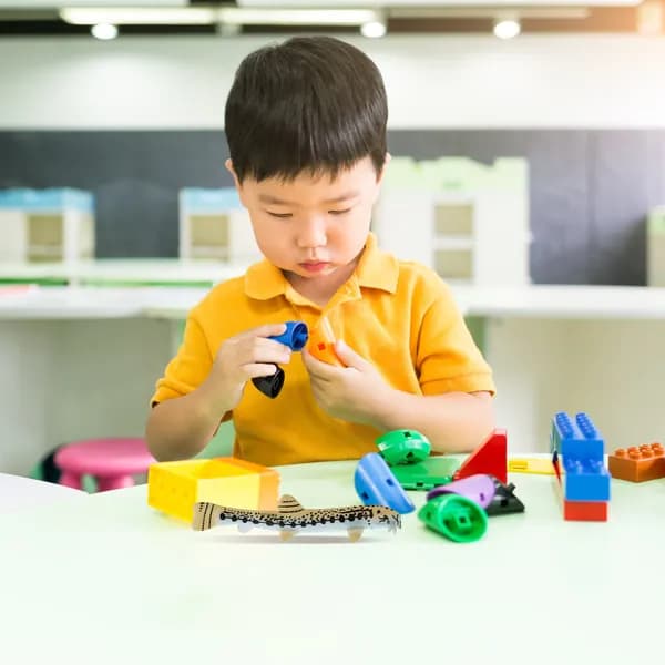 Цветная пластиковая фигурка китайской рыбки для развивающих игр