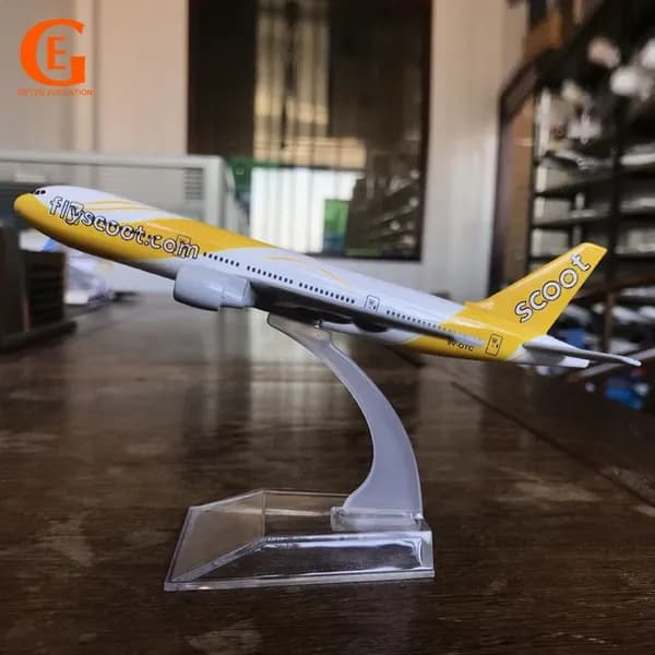 Металлическая модель самолета Boeing 777 авиакомпании Singapore Airlines, Scoot Airways