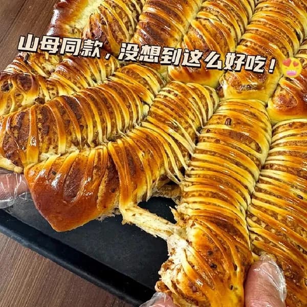 Булочки с пастой из красной фасоли, ассорти, выпечка, десерт в ассортименте