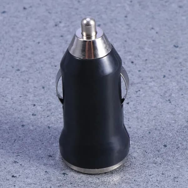 Компактный черный usb-адаптер автомобильного зарядника для зарядки устройств через прикуриватель