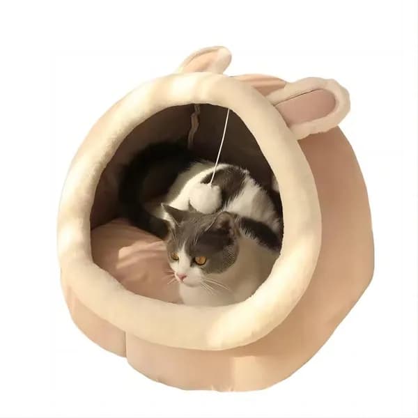 Мягкая лежанка для кошек с игрушками для кошек.