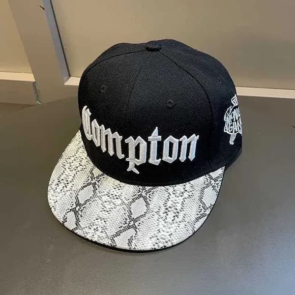Кепка уличная регулируемая с вышивкой Compton, широкий козырек, хлопковая ткань, черно-белая