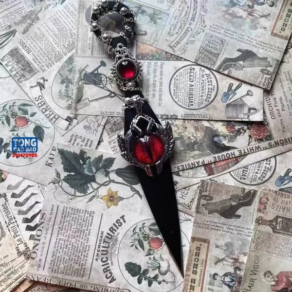 Готический декоративный кинжал длина рукояти 15 см, клинка 5 см