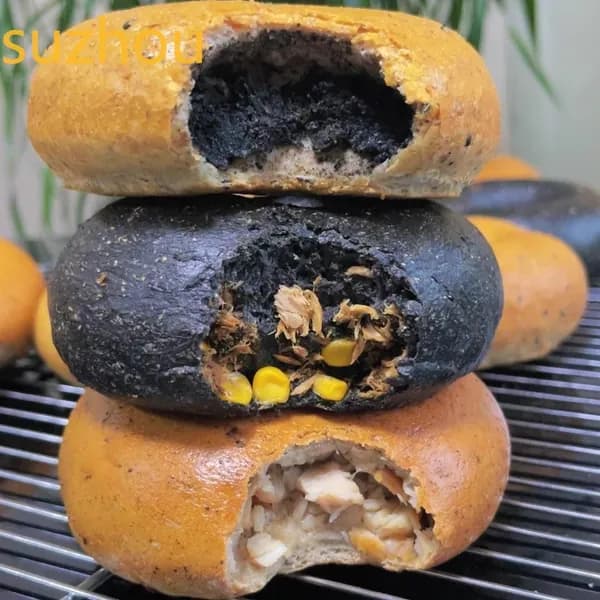 Бейгл из цельнозерновой муки с начинкой из мясного порошка и черного кунжута для завтрака