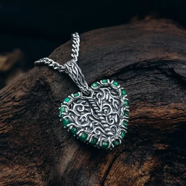 Серебряная подвеска оберег Сердце и Древо жизни с изумрудами