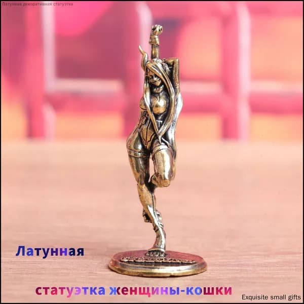 Сувенирная Женщина-кошка, высота 7 см, длина  7 см