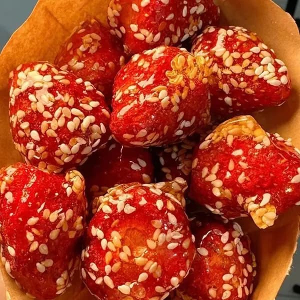 Вкусная сублимированная сахарная клубника с сухофруктами (80 г /упаковке) Этот аппетитный фруктовый деликатес без добавок идеальный здоровый перекус для повседневной жизни или вечеринок