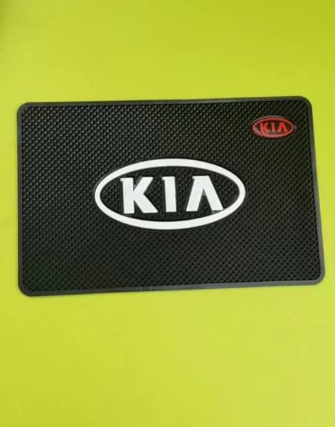 Коврик на приборную панель противоскользящий с эмблемой Kia