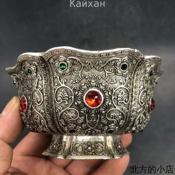 Цветущие, богатые и инкрустированные драгоценными камнями Старинная серебряная чаша, коллекция 1933 года