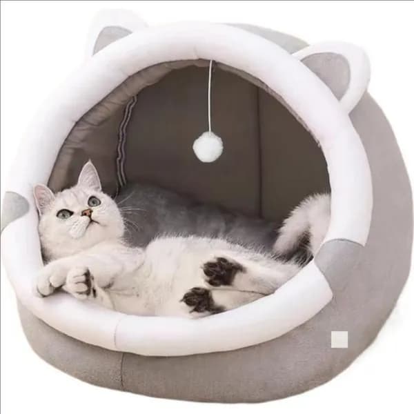 Мягкая лежанка для кошек с игрушками для кошек.